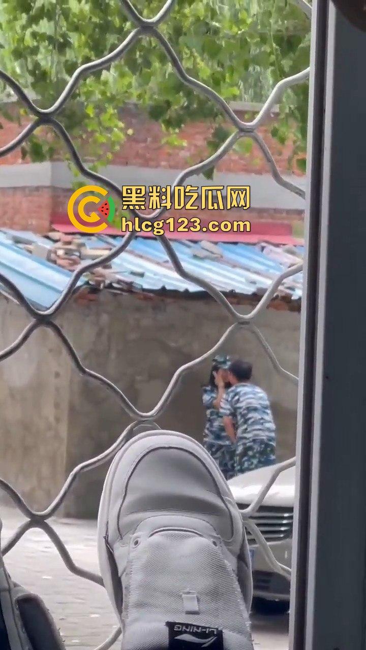 大一军训日逼梦碎!男生硬拉妹子进小树林,裤子刚脱就被拒,差点就地开干!-9