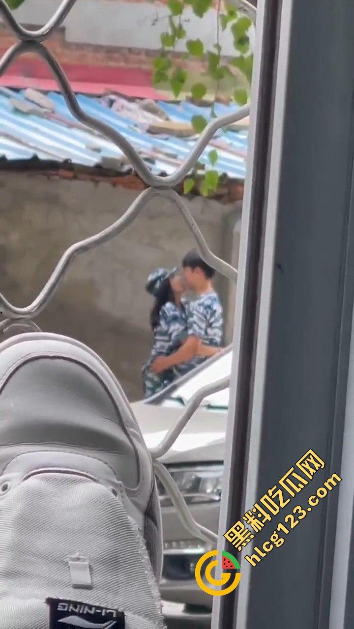 大一军训日逼梦碎!男生硬拉妹子进小树林,裤子刚脱就被拒,差点就地开干!-15