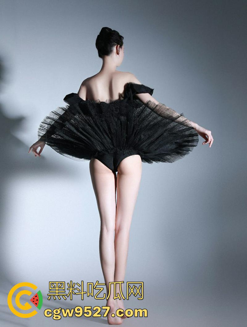 极品身材长腿舞蹈生,颜值清纯美腿性感诱人,跪地吃鸡女上位骑乘,无套爆操内射灌精!-3