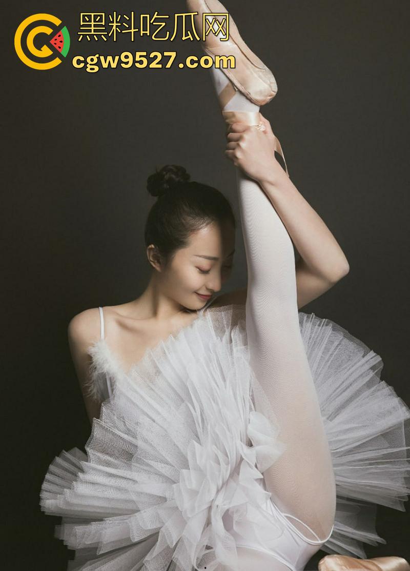 极品身材长腿舞蹈生,颜值清纯美腿性感诱人,跪地吃鸡女上位骑乘,无套爆操内射灌精!-7