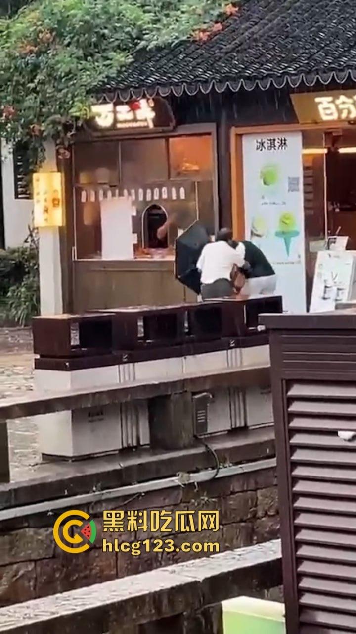 当街放血！姑苏花季学妹小红书约拍六旬老头 因不满出片效果遭对方水果刀伺候 当场昏迷-2