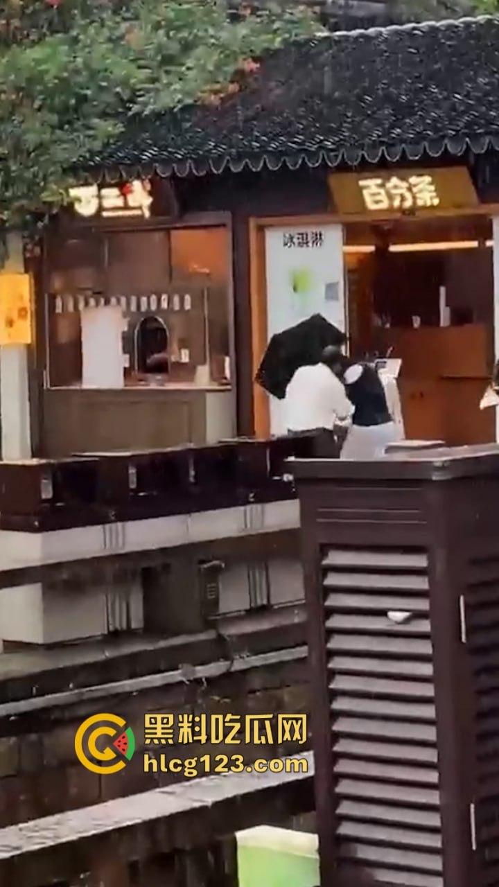 当街放血！姑苏花季学妹小红书约拍六旬老头 因不满出片效果遭对方水果刀伺候 当场昏迷-6