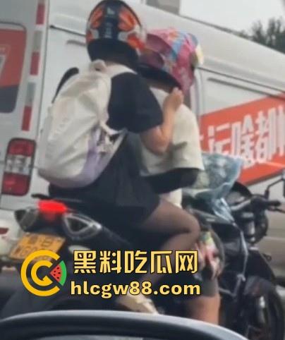开车不扣逼 抠逼不开车 更何况还是摩托车！鲁BWG008车主你被偷拍了 黑丝骚逼扣起来带劲吗？-6