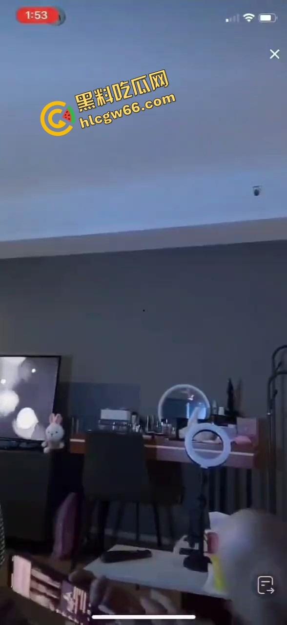 抖音直播间惊现狠活,女主播一边陪金主互动一边被操,嘴里喊粉丝逼里夹棒子,粉丝刷礼物金主在冲刺!-2