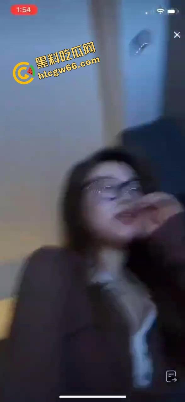 抖音直播间惊现狠活,女主播一边陪金主互动一边被操,嘴里喊粉丝逼里夹棒子,粉丝刷礼物金主在冲刺!-5