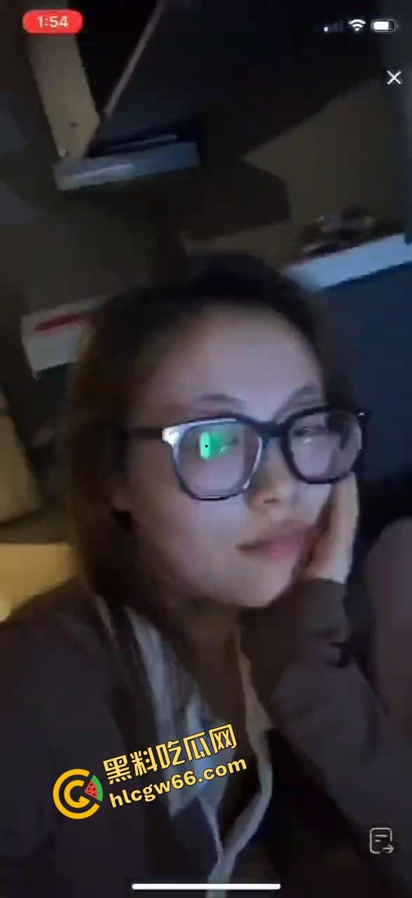 抖音直播间惊现狠活,女主播一边陪金主互动一边被操,嘴里喊粉丝逼里夹棒子,粉丝刷礼物金主在冲刺!-8