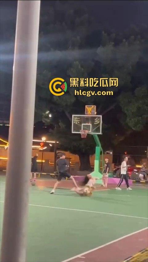 广东揭阳男孩篮球场飞踢女孩引发争议！电动车钥匙被丢失，赔偿不成暴力相向，网友分成两派！-18