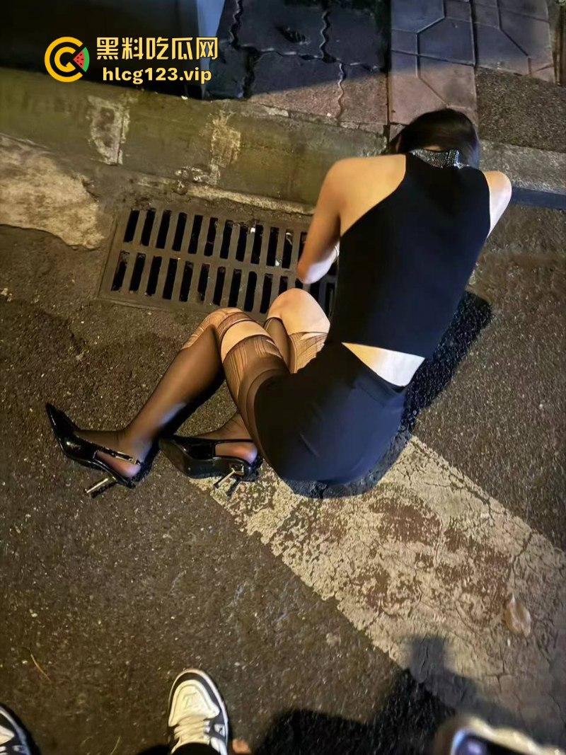 【只怪灯光太催情 让你如此骚不停】 高冷女神夜店秒变淫娃主动送吻赠逼 这还用开房吗？-1