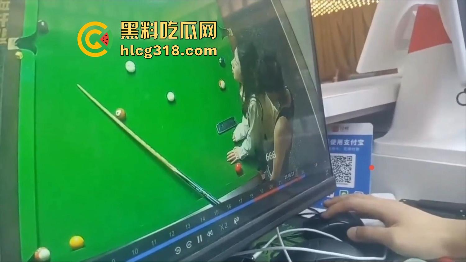 点个陪玩不打球，哥们台球厅现场抠逼上头，老板边抽烟边看监控笑了，抠个逼你也别忘了换手啊！-9