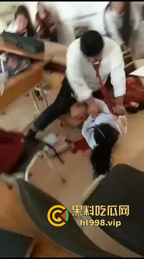 广西百色中学男生玩笑开翻,掏刀狂捅女生!现场尖叫不断,场面混乱不堪!-4