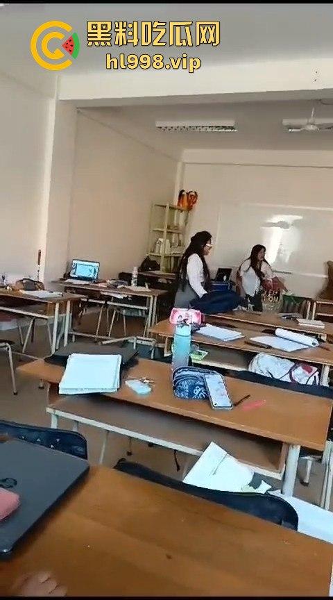 广西百色中学男生玩笑开翻,掏刀狂捅女生!现场尖叫不断,场面混乱不堪!-6