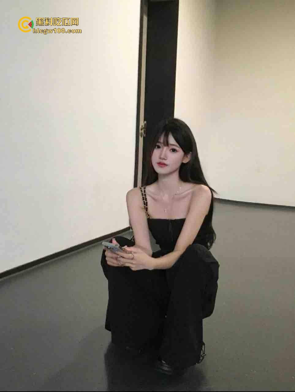 太原朋友的女朋友【仲静】终于到手，嫩穴淡骚味舔到上头，舔菊花时她还说痒痒挺舒服，射脸成常规操作！-1