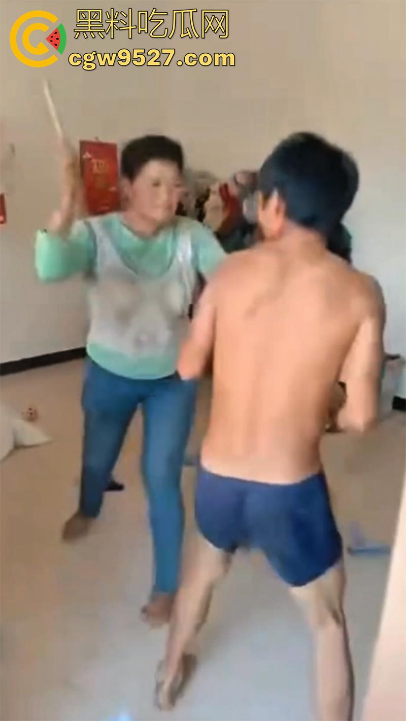 广西00后夫妻吵架，疯狂殴打完全不顾孩子哭喊，小婴儿在地上无助的趴，真是让人看着心疼啊！-4