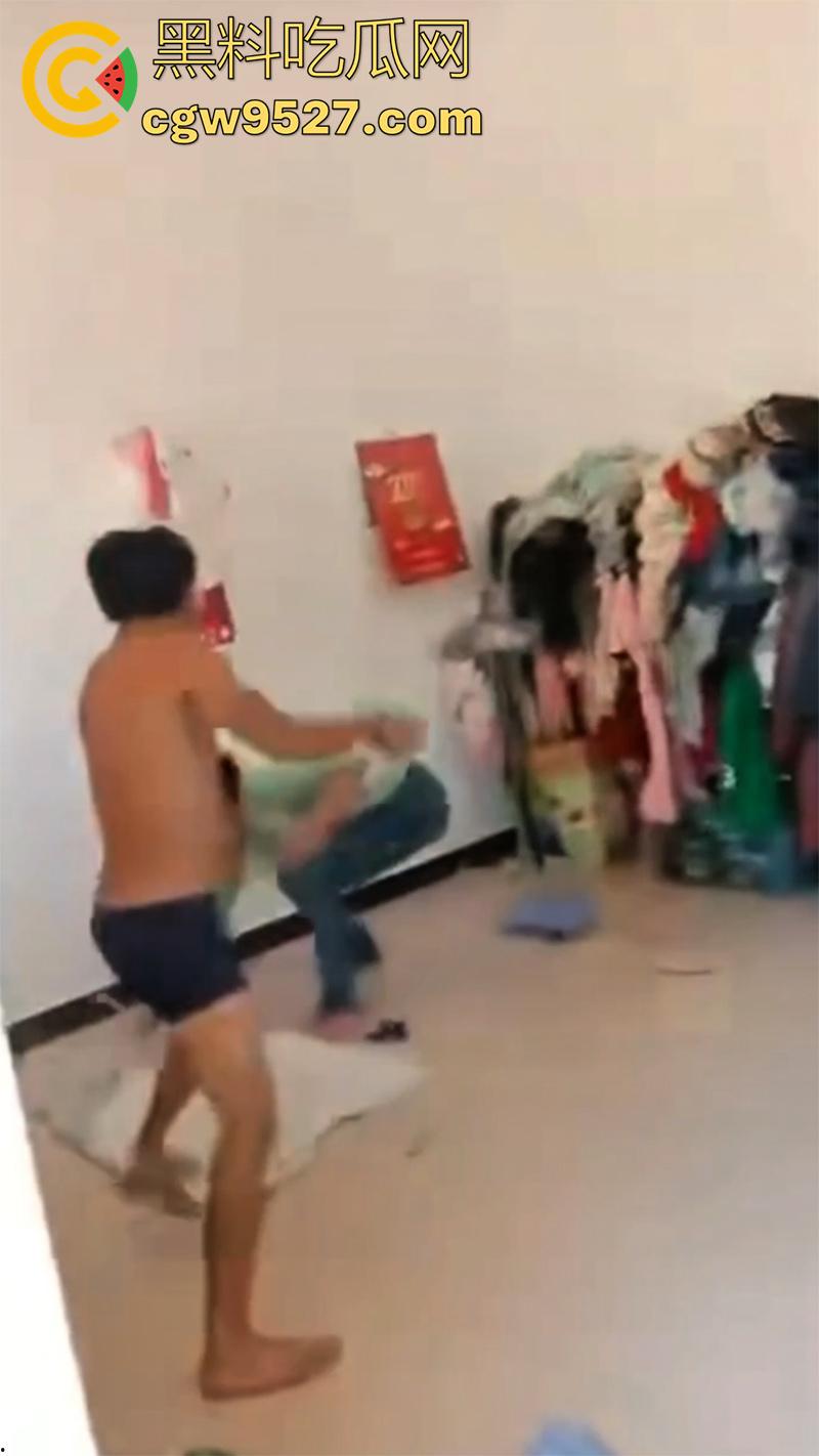 广西00后夫妻吵架，疯狂殴打完全不顾孩子哭喊，小婴儿在地上无助的趴，真是让人看着心疼啊！-5