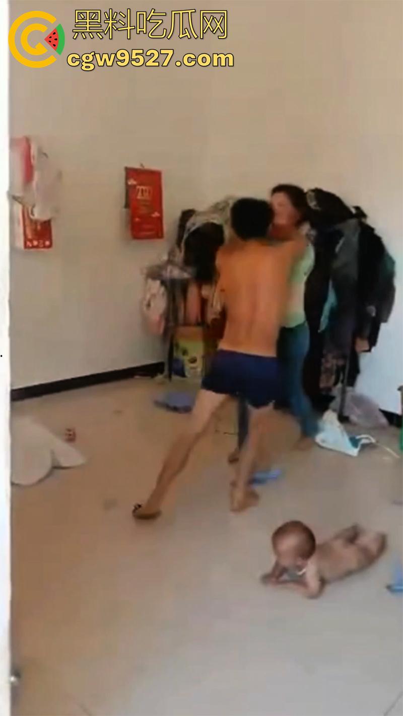 广西00后夫妻吵架，疯狂殴打完全不顾孩子哭喊，小婴儿在地上无助的趴，真是让人看着心疼啊！-6