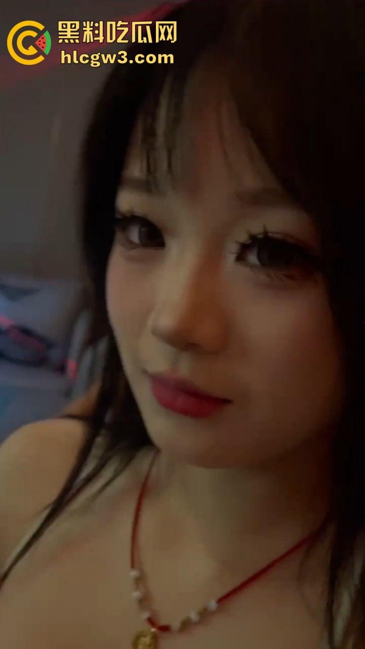 KTV狼友点妹子玩花了，摸到奶子头直接缩进去，全身上下到处RUA没放过 ，这钱摸得绝对回本！-1