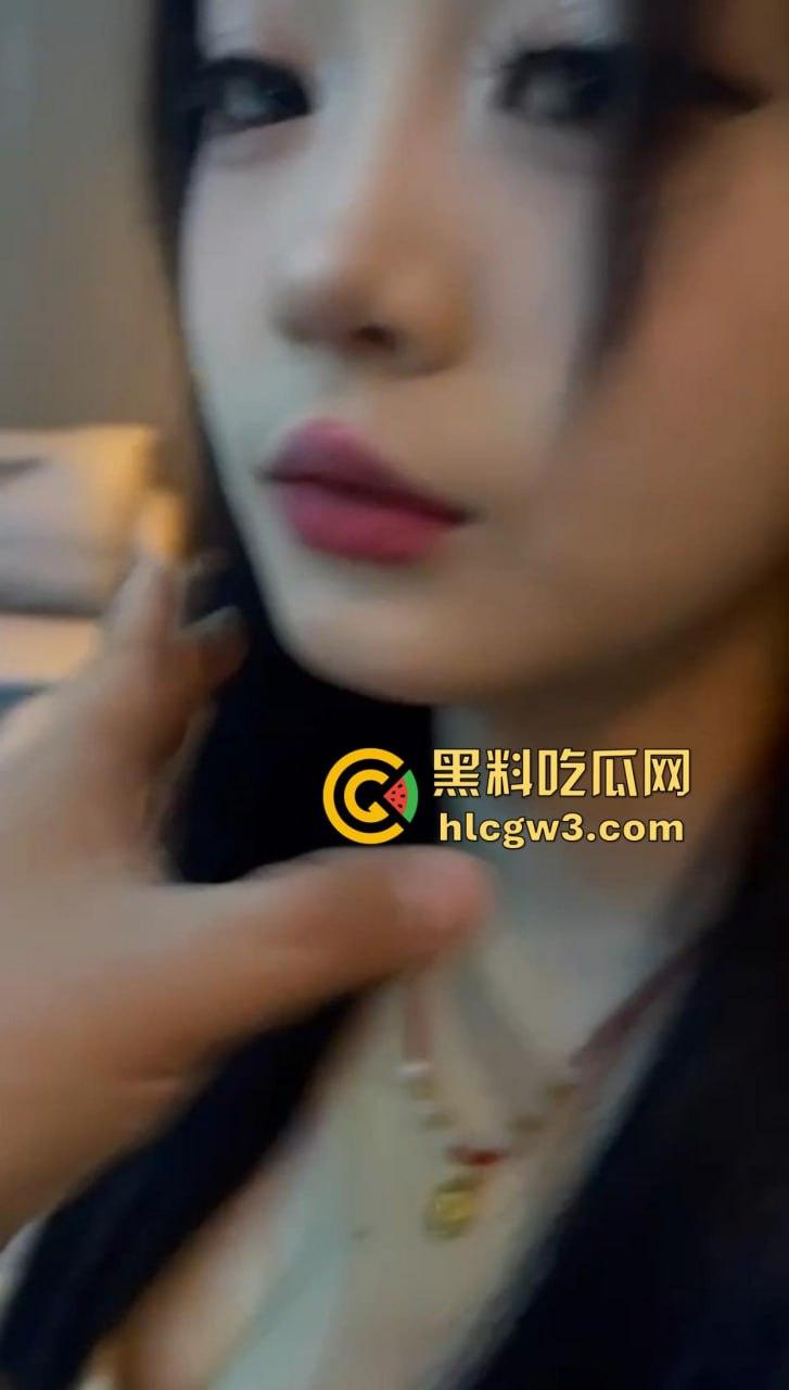 KTV狼友点妹子玩花了，摸到奶子头直接缩进去，全身上下到处RUA没放过 ，这钱摸得绝对回本！-5