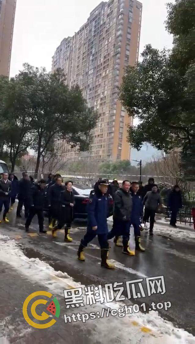 南京小区大火事件!领导视察灾后情况笑容满面离开 引起小区众愤-2