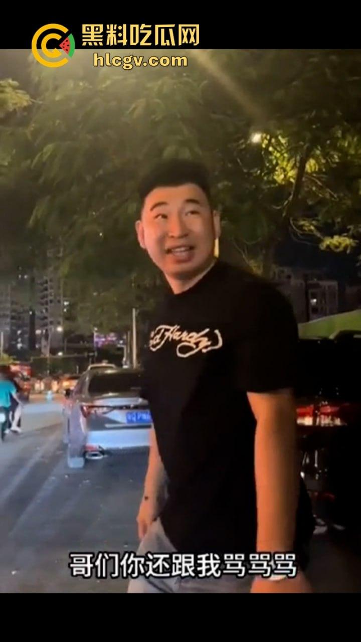 你这一身衣服值50块钱吗？ 男子开老款CC路怒美式拦截特斯拉 并辱骂对方是穷逼！-4