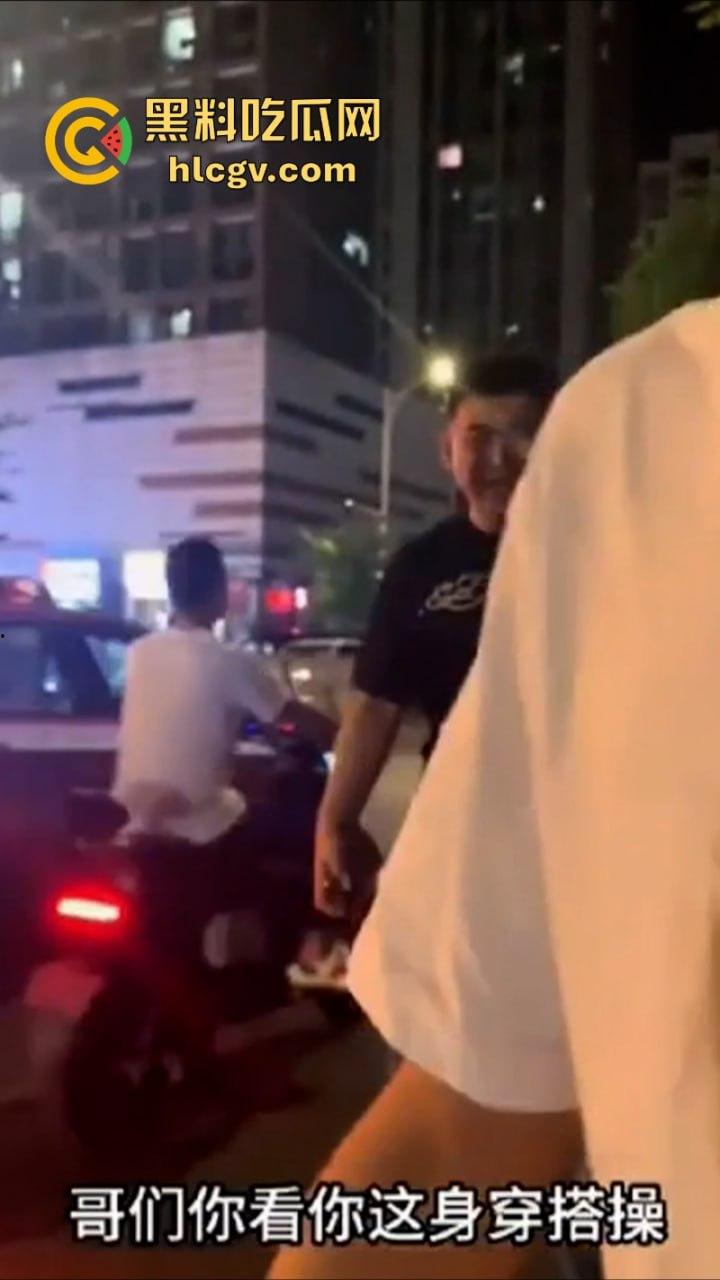 你这一身衣服值50块钱吗？ 男子开老款CC路怒美式拦截特斯拉 并辱骂对方是穷逼！-6