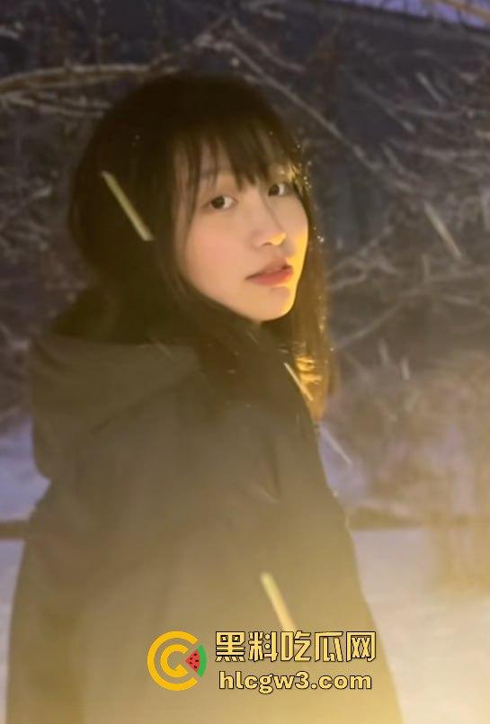 清华美院美女疑似下海，推特大尺度视频曝光，露出诱惑动作堪比专业网黄，学霸就是厉害！-5