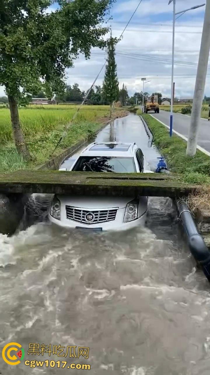四川德阳花景村乡道，两辆小轿车双双栽进沟里，真是有卧龙的地方就有凤雏，这事情够笑一阵子了！-2