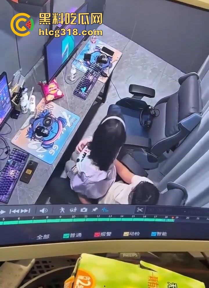 GO学长网吧包间大战微胖瓦学妹！放纵肉欲上位坐屌，粉嫩乳头清晰可见，瓦学弟们好好学学！-5