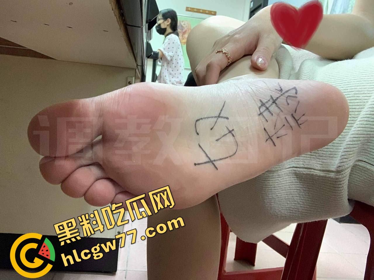 湖北武汉学院大三校花『田鸢』操她时一巴掌打下去，穴水能溅一手，被调教成随叫随到的肉便器-15