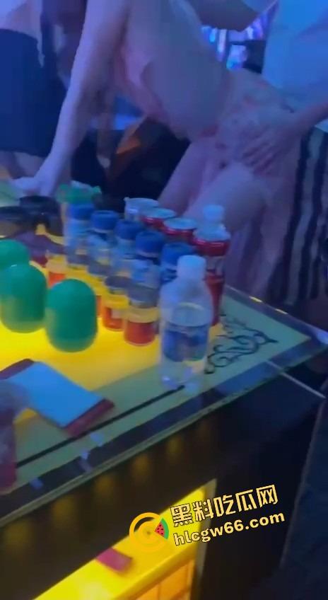 越南胡志明夜生活太踏马炸裂了，泳池开群P裸体派对，美女骚得把逼塞你嘴里，根本不讲武德！-7