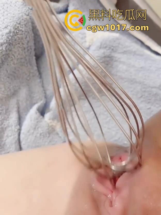老肥逼挑战打蛋器自慰,从来没见过的创意!现在都往厨房用具上下功夫了,淫水泡沫都打出来了,这逼真是啥都塞过啊!-3