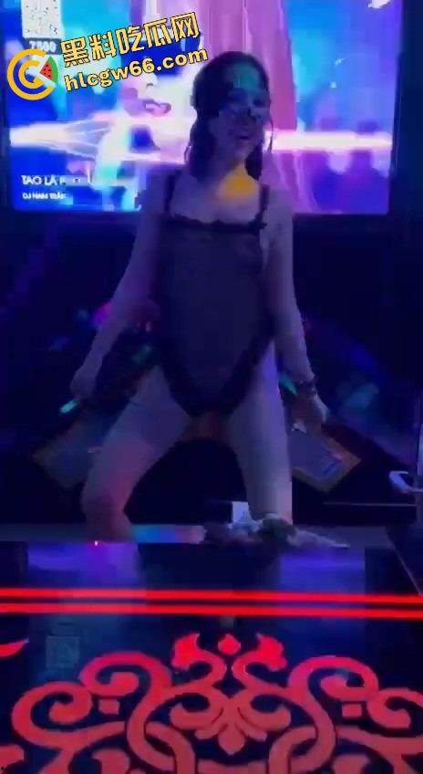 越南胡志明夜生活太踏马炸裂了，泳池开群P裸体派对，美女骚得把逼塞你嘴里，根本不讲武德！-11