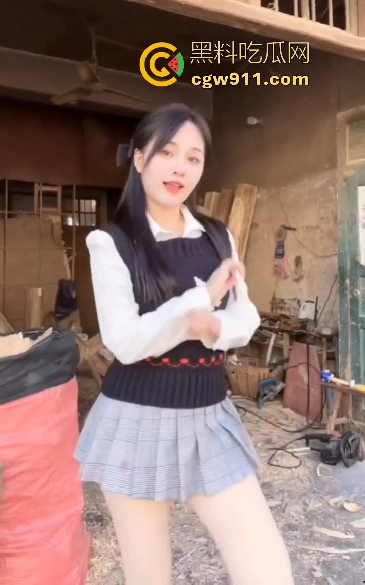 湖南性感擦边主播遭疯狂粉丝寄炸弹包裹炸伤，粉丝疯狂起来真恐怖啊，好端端的性感主播炸成了隔壁大妈！-3