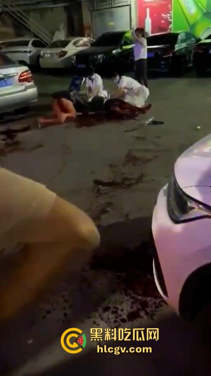 褔建老婊子爱上无情狗男人 申请转正失败还被打 含恨挥刀嘎了男人腰子 血溅当场-2