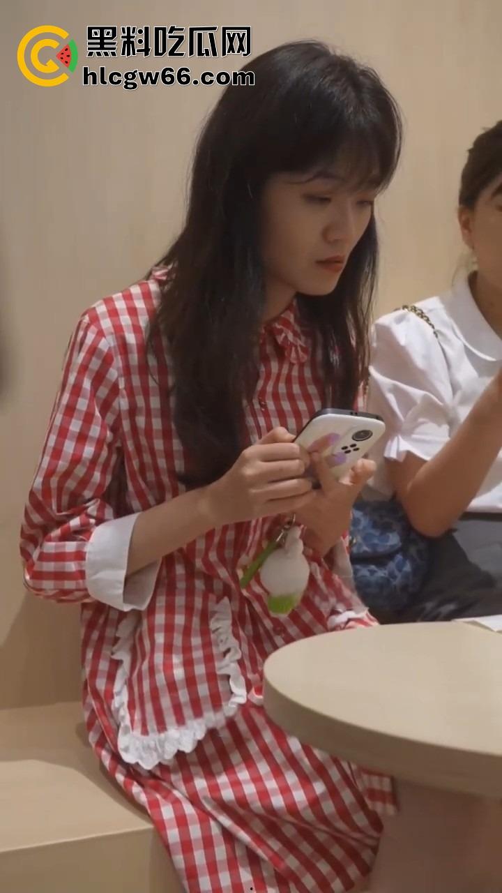 KFC抄底王炸 酷似王菲的学生妹角落激情舌吻 短裙扭得骚气 偷拍大神狂拍底裤逼毛都快溢出来了!-3