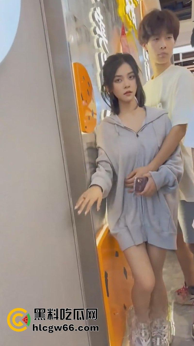 KFC抄底王炸 酷似王菲的学生妹角落激情舌吻 短裙扭得骚气 偷拍大神狂拍底裤逼毛都快溢出来了!-5