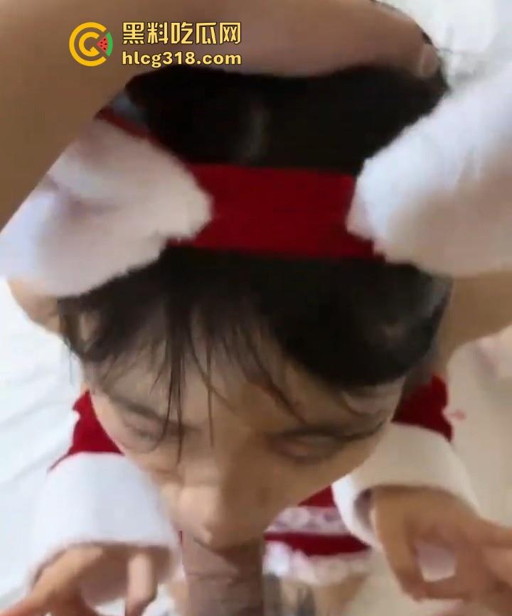 南京大学大一学妹【秦诗瑶】极品高颜值母狗，白丝开裆裤跪在地上吃主人的鸡，极具反差骚气十足！-7