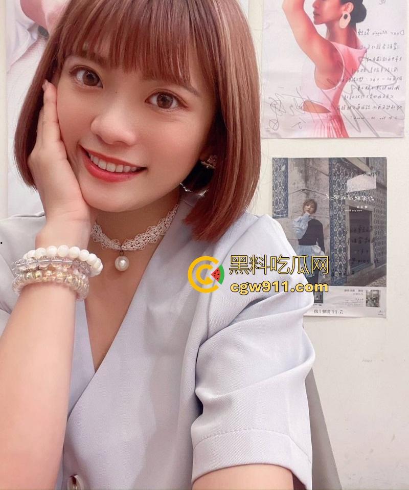 长沙大眼短发妹【李芷琳】淫乱生活曝光，3p做爱调教，道具自慰深喉舔屌，妥妥的反差骚逼！-5