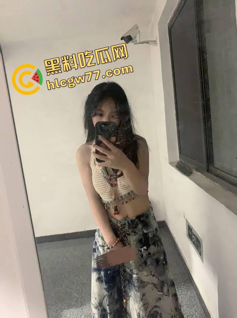 魔都艺术校花『欧易帆』堕落成富豪玩具，白嫩骚穴被车震干爆，窗帘一拉对着路人狂喷水！-1