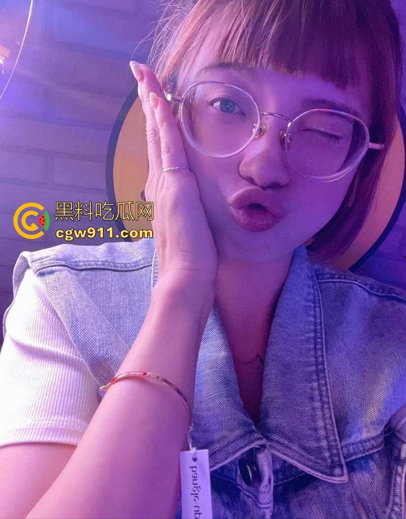 长沙大眼短发妹【李芷琳】淫乱生活曝光，3p做爱调教，道具自慰深喉舔屌，妥妥的反差骚逼！-6