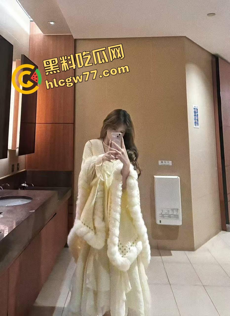 魔都艺术校花『欧易帆』堕落成富豪玩具，白嫩骚穴被车震干爆，窗帘一拉对着路人狂喷水！-2