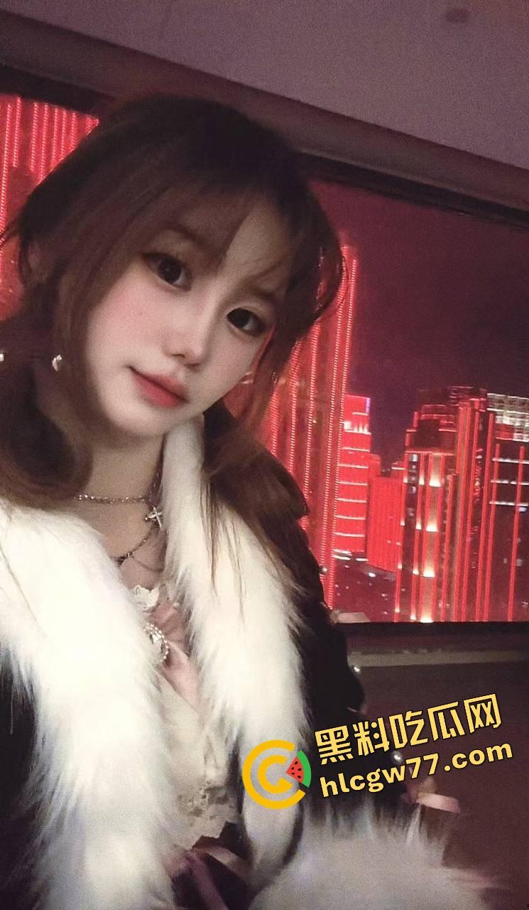 魔都艺术校花『欧易帆』堕落成富豪玩具，白嫩骚穴被车震干爆，窗帘一拉对着路人狂喷水！-6