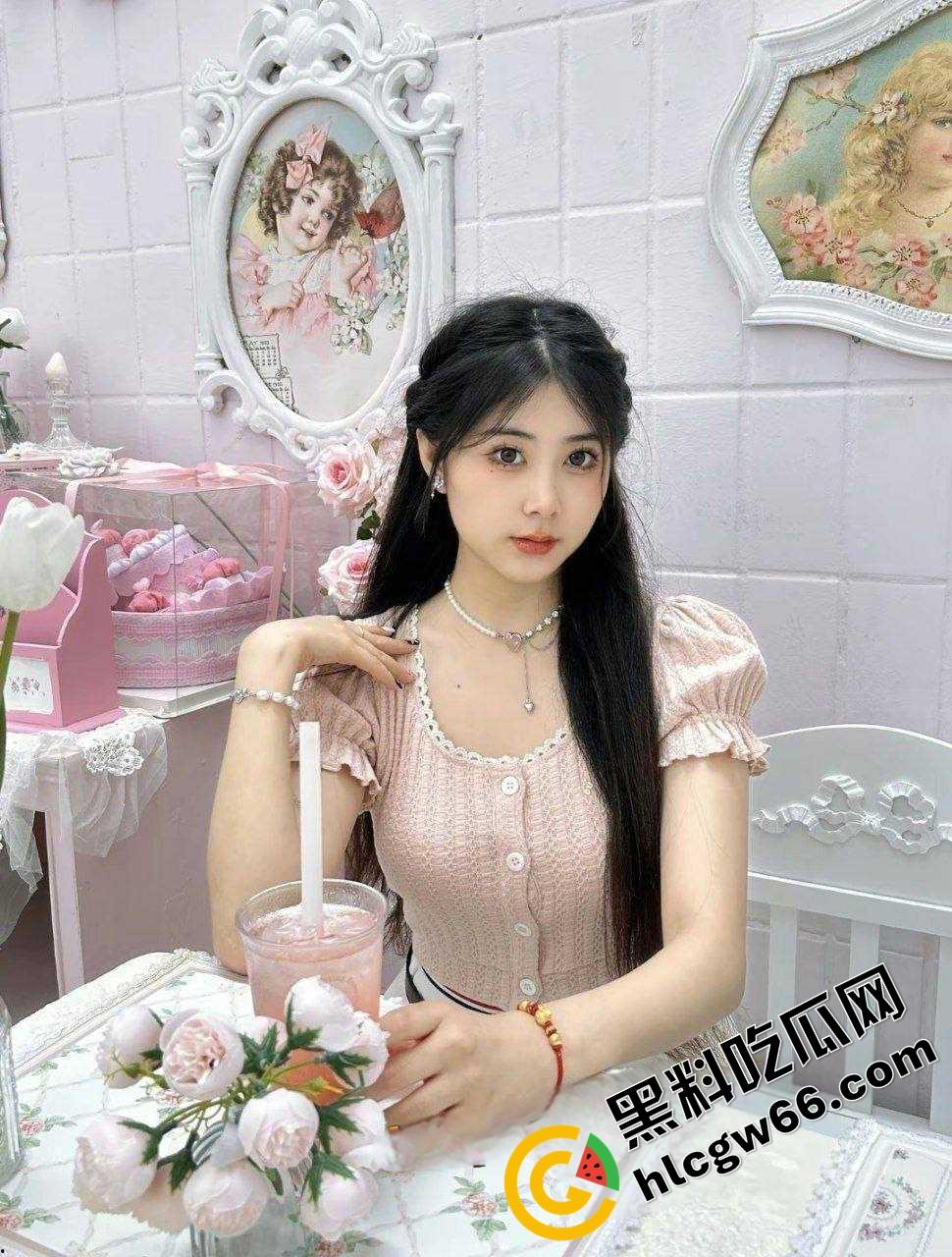 上海美院富家乖乖女【李梦圆】画油画的手拿去撸鸡巴，玉足足交蜜桃臀后入小穴夹得连射三发！-3