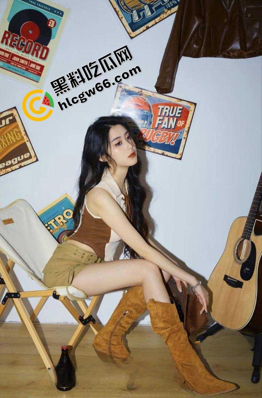 上海美院富家乖乖女【李梦圆】画油画的手拿去撸鸡巴，玉足足交蜜桃臀后入小穴夹得连射三发！-4