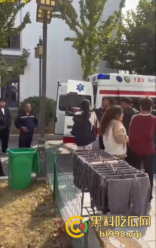 大连庄河大学城惊现校服女引发血案！黑衣男被两学生哥误会暴揍，女子都拦不住！-9