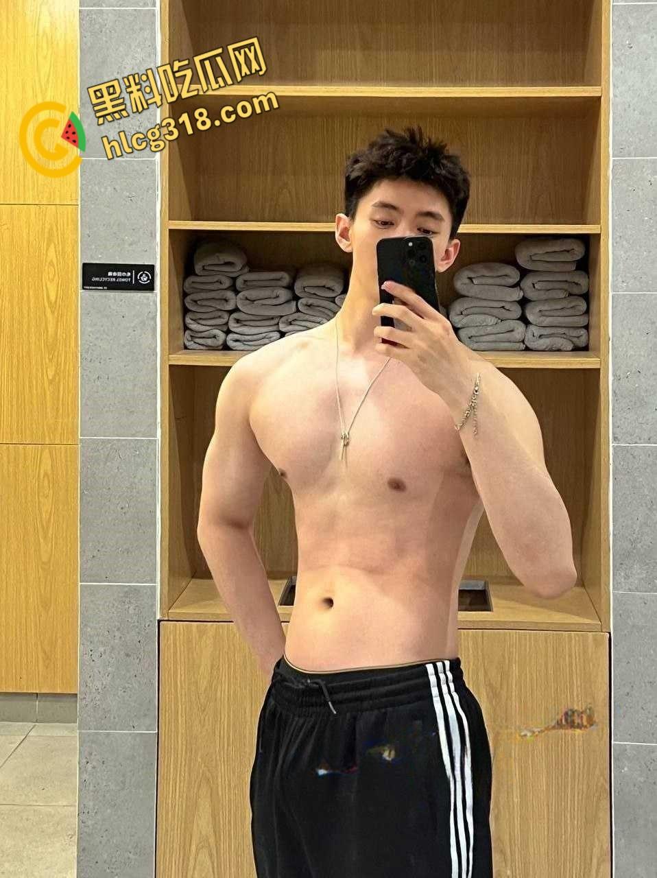 抖音男模约炮女粉丝，黑丝开裆裤性感小翘臀，后入猛猛打桩无套内射！-4