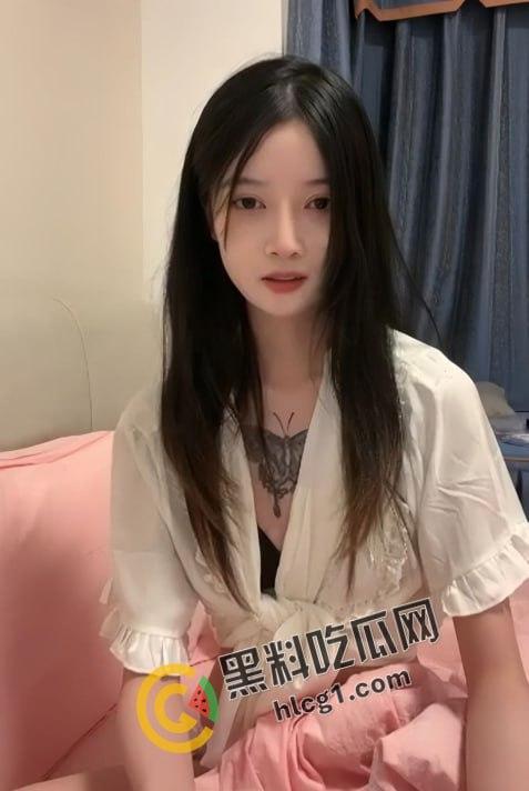上海艺术学院极品00后初恋脸美女钟燕 初次下海 反差自拍和金主做爱福利流出 盛世美颜配上诱惑花蝴蝶纹身 冷艳性感中又带点可爱-7