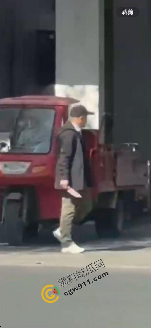 广西柳州街头疯狂砍人事件！男子疯狂持刀追砍，残暴削掉头皮，引爆全城惊恐！-2