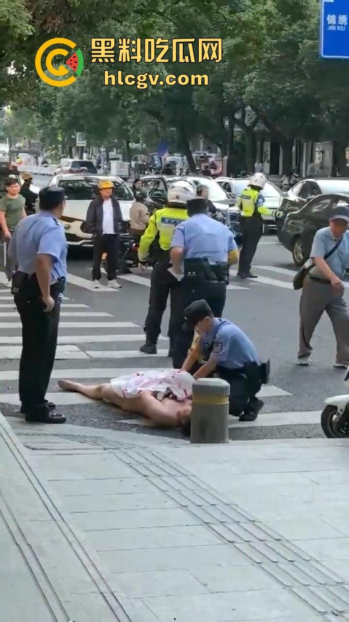 瓜友爆料大早上惊现裸奔疯子！当街骚扰女性，帽子叔叔出马才把他制服！-2
