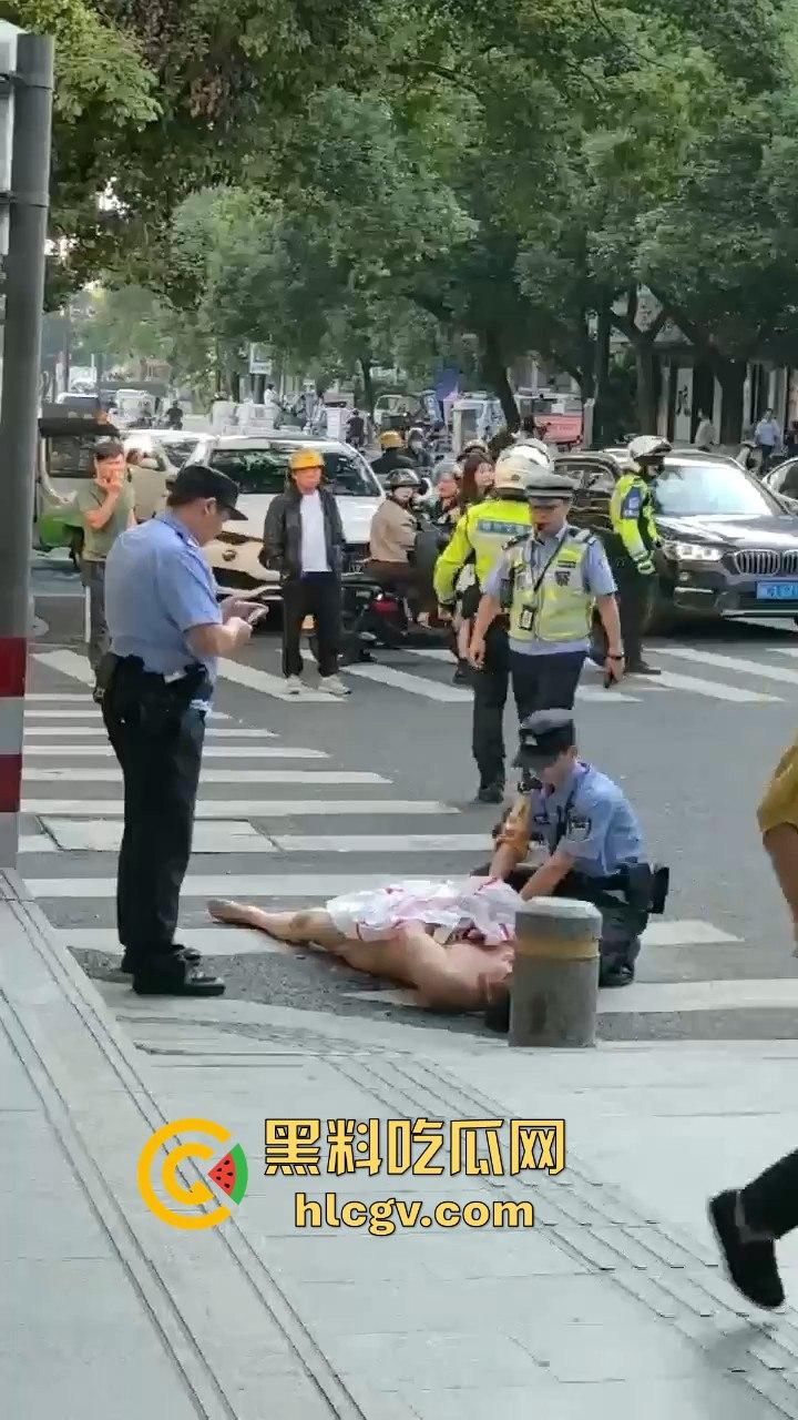 瓜友爆料大早上惊现裸奔疯子！当街骚扰女性，帽子叔叔出马才把他制服！-6