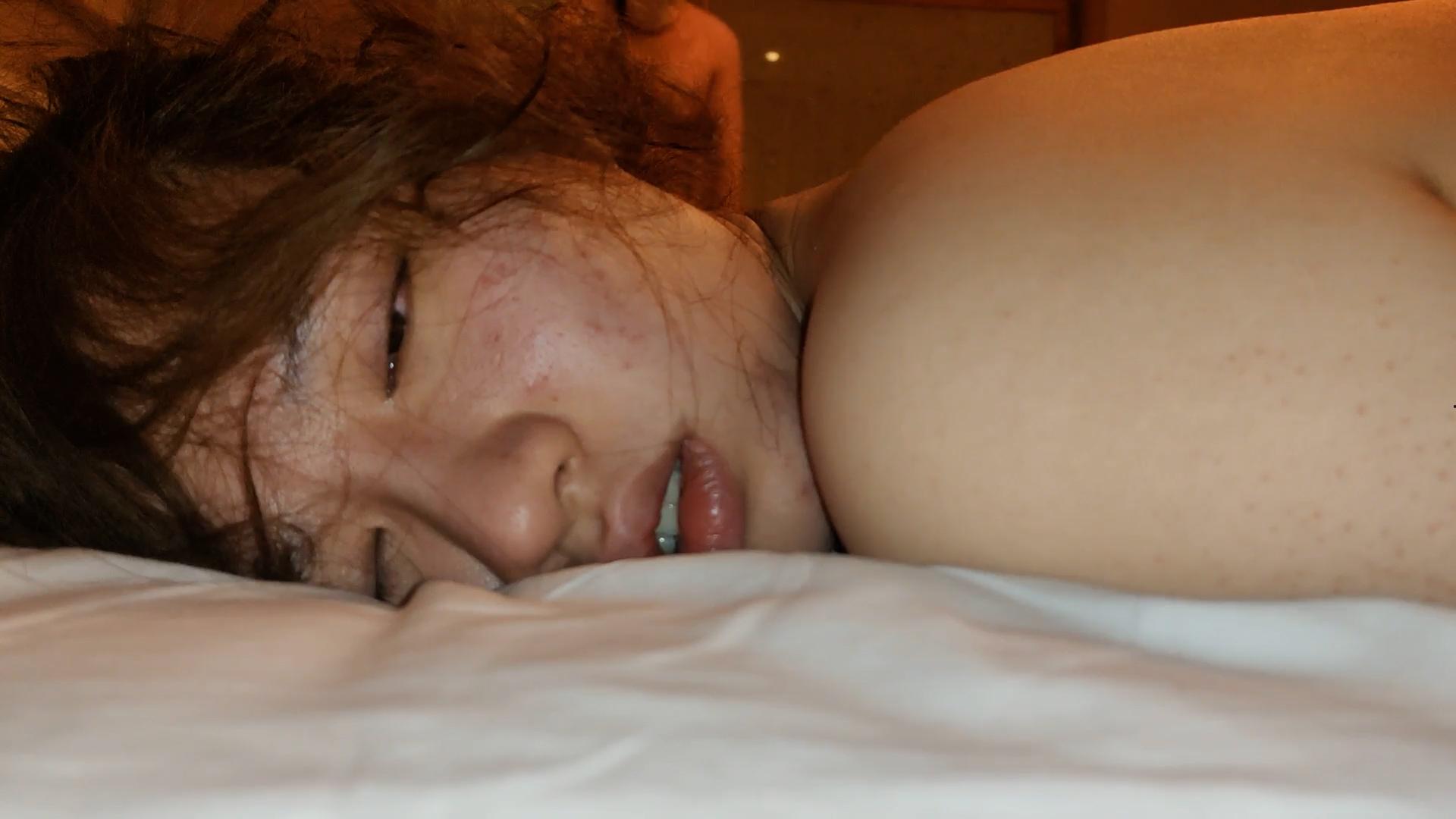 迷奸风骚邻居阿姨   饥渴难耐的鲍鱼喷水停不下来 操到高潮差点爽醒-4